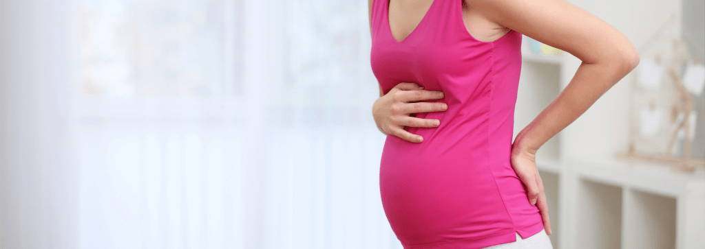 Zwangere vrouw met buikkrampen